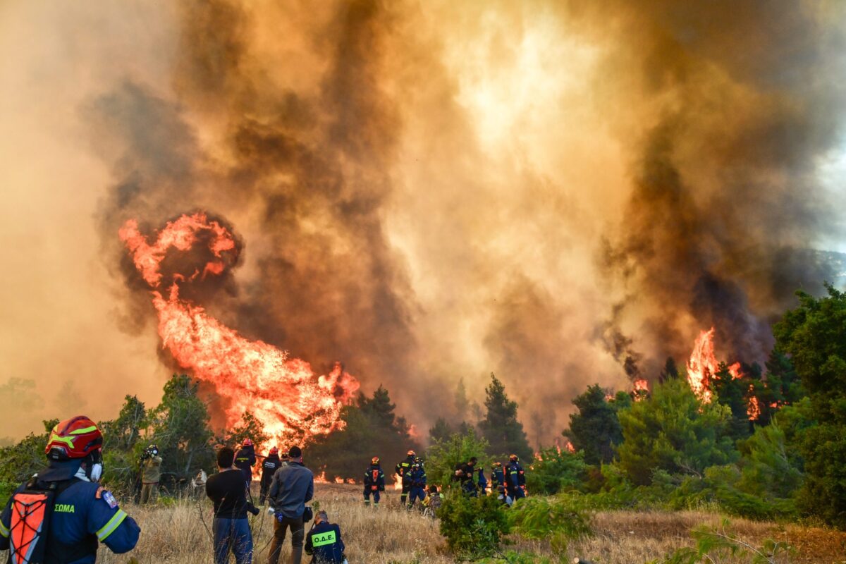 Σε πλήρη κινητοποίηση ο κρατικός μηχανισμός για τη στήριξη των πληγέντων από τις πυρκαγιές – Αυτοψίες σε έξι δήμους