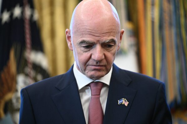 Η αγγλική ποδοσφαιρική ομοσπονδία αποσύρει τη στήριξή της στον Ινφαντίνο, ακολουθώντας την Ουαλία