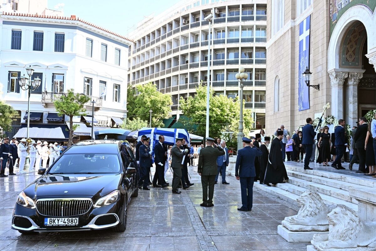Το τελευταίο αντίο στον Γιάννη Βαρβιτσιώτη στη Μητρόπολη Αθηνών – Πλήθος κόσμου στην κηδεία του