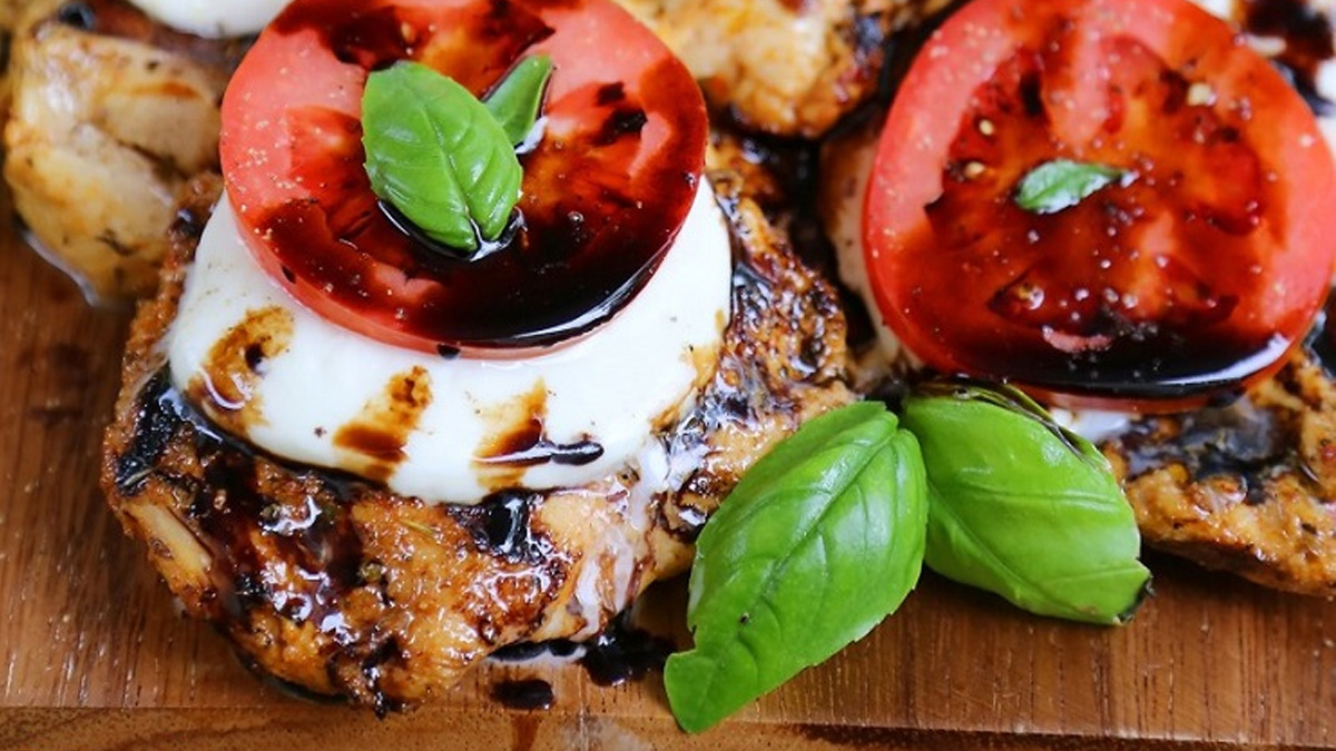 Κοτόπουλο caprese: Η εύκολη συνταγή για μεσογειακό γεύμα