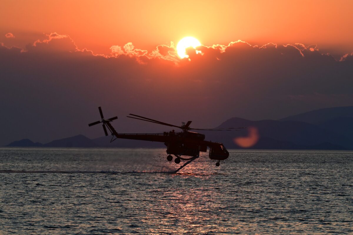 Φωτιά στη Δυτική Αττική: Ολονύκτια μάχη για να σβήσουν και τα «καντηλάκια» – Κανένας εφησυχασμός καθώς ελλοχεύει ο κίνδυνος αναζωπυρώσεων