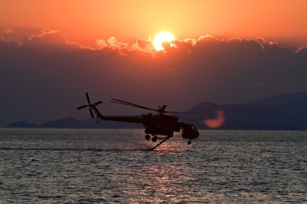 Φωτιά στη Δυτική Αττική: Ολονύκτια μάχη για να σβήσουν και τα «καντηλάκια» – Κανένας εφησυχασμός καθώς ελλοχεύει ο κίνδυνος αναζωπυρώσεων