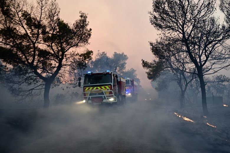 Φωτιά στη Δυτική Αττική: Στο «κόκκινο» η επιφυλακή για αναζωπυρώσεις – Κρίσιμες οι επόμενες ώρες