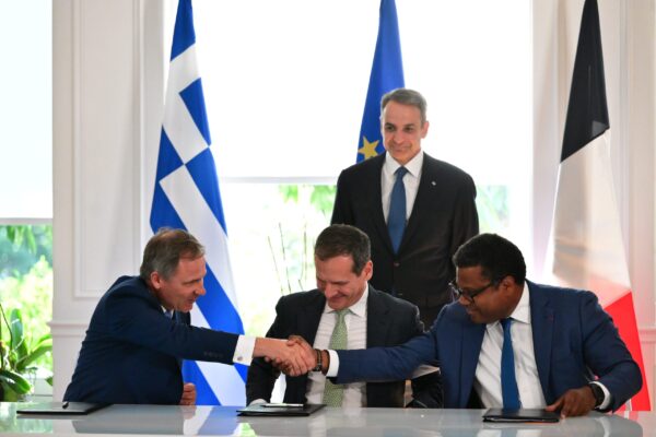 Υπεγράφη η συμφωνία για την ηλεκτρική διασύνδεση της Ελλάδας με την Κύπρο – Μητσοτάκης: «Ενώνουμε δυνάμεις για ένα ευρωπαϊκό εγχείρημα κοινού ενδιαφέροντος»