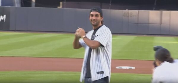 Ο Φεράν Τόρες έριξε την πρώτη μπάλα στο Yankee Stadium (video)