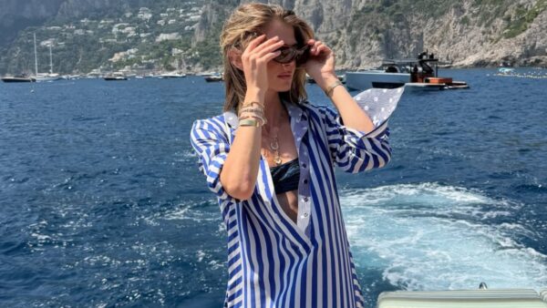 Αμαλία Κωστοπούλου: Συνεχίζει τις διακοπές της στο Κάπρι – Οι φωτογραφίες σε πολυτελές σκάφος