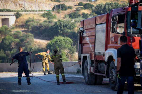 Θεσσαλονίκη: Συναγερμός για πυρκαγιά στο Μονοπήγαδο – Σηκώθηκαν έξι εναέρια