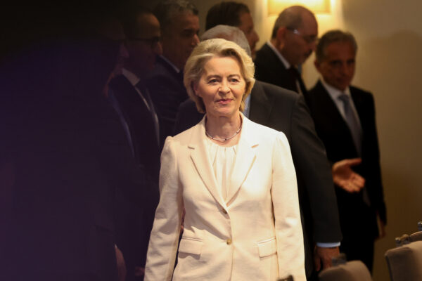 Η Ούρσουλα Φον ντερ Λάιεν χαιρετίζει την έγκριση των κυρώσεων σε βάρος της Ρωσίας από τη Γερουσία των ΗΠΑ