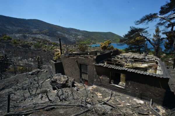 Η επόμενη μέρα στη Δυτική Αττική: Κατεστραμμένα σπίτια και αυτοψίες – Τη Δευτέρα ξεκινούν οι αιτήσεις για τις πρώτες αποζημιώσεις