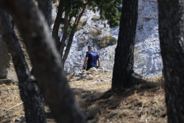 Λυκαβηττός: Σε 57χρονη γυναίκα από την Κυψέλη ανήκει το πτώμα – Από πτώση ο θάνατος