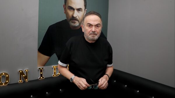 Σταμάτης Γονίδης: Σπάνια φωτογραφία του τραγουδιστή με τη μικρή κόρη του, Μαριαλένα στην Κύθνο