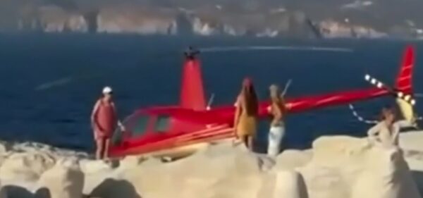 Στον Εισαγγελέα πιλότος και ιδιοκτήτης του ελικοπτέρου που προσγειώθηκε με τουρίστες, στο Σαρακήνικο της Μήλου