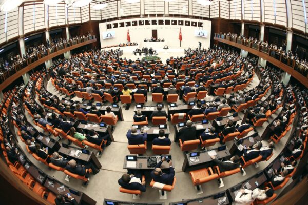 Τουρκία: Το Κοινοβούλιο ενέκρινε το νομοσχέδιο για αμνηστία υπό όρους σε μαχητές του PKK
