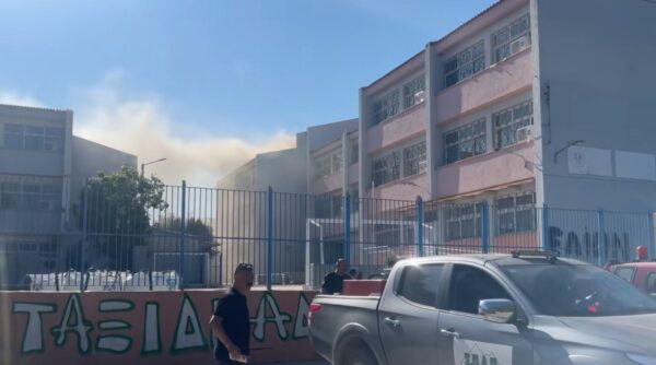 Αρτέμιδα: Πυρκαγιά ξέσπασε στην οροφή του 1ου Γυμνασίου – Στο σημείο επιχειρούν ισχυρές δυνάμεις της πυροσβεστικής
