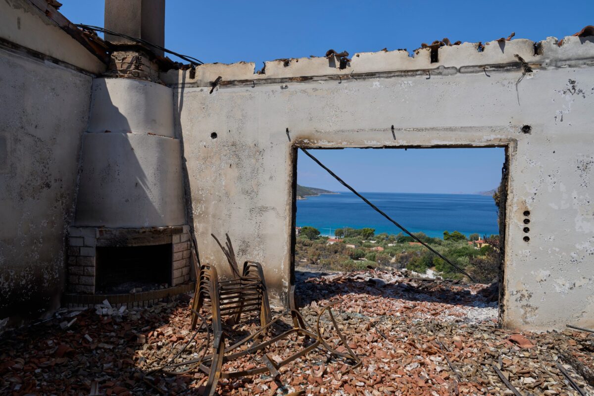 Μεγάλη εξόρμηση συνεργείων στο Πόρτο Γερμενό στις 17 Αυγούστου για απομάκρυνση υπολειμμάτων που προέκυψαν από την πυρκαγιά