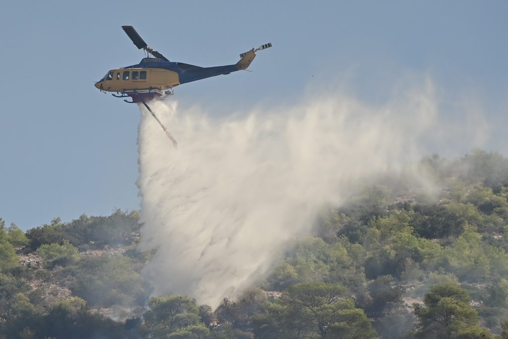 Πυρκαγιά στο Ακόντιο Βοιωτίας – Στη μάχη και εναέρια μέσα