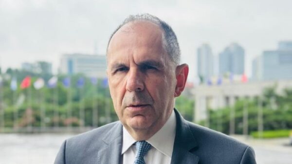 Επικοινωνία Γεραπετρίτη και Αραγτσί: Συμφωνία για ανοιχτούς διαύλους επικοινωνίας – Στο επίκεντρο τα Στενά του Ορμούζ