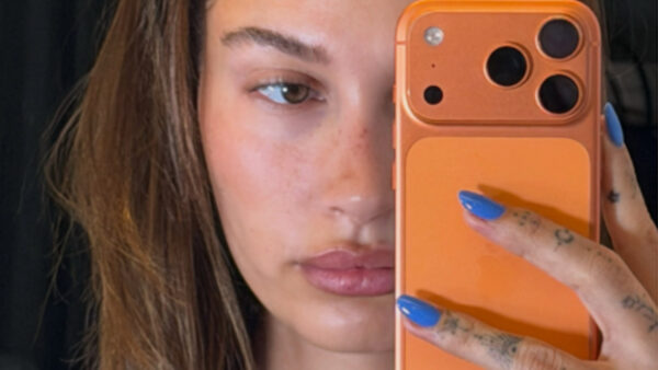 Hailey Bieber: Το γαλάζιο μανικιούρ που έγινε καλοκαιρινή τάση