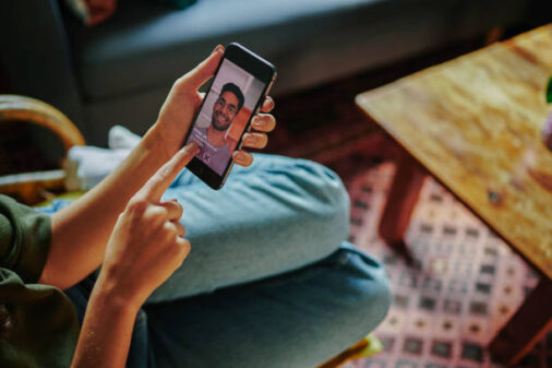 6 λάθη που κάνεις στα dating apps χωρίς να το καταλαβαίνεις