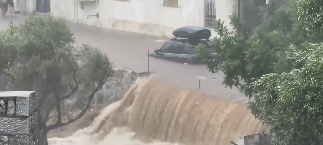 Μάνη: Πλημμύρισαν σπίτια και δρόμοι μετά από σφοδρή νεροποντή