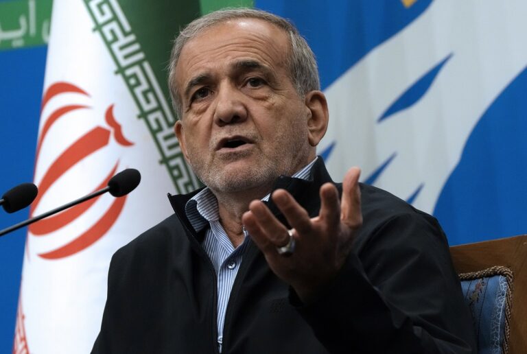 Ιράν: Ο Πεζεσκιάν «δείχνει» τις ΗΠΑ για τον υψηλό πληθωρισμό – «Ο αποκλεισμός αύξησε το κόστος των προϊόντων»