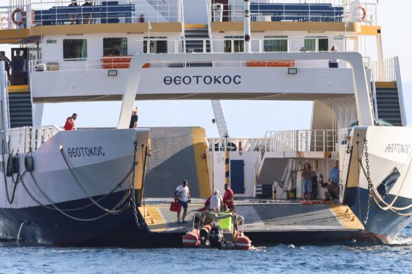 Φωτιά στη Σαλαμίνα: Απεγκλωβίστηκαν 502 άτομα από Σατερλί και Κολώνες