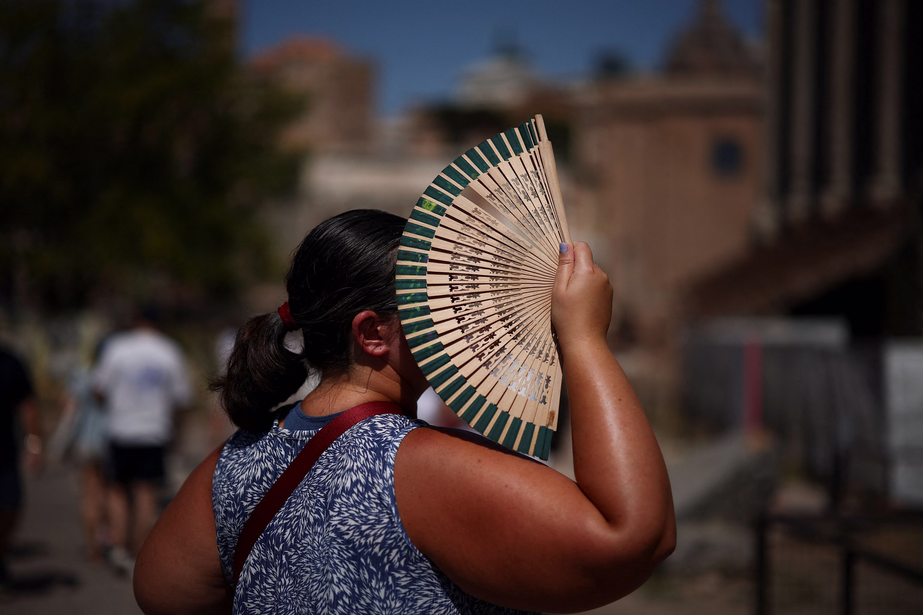 Εν μέσω καύσωνα, οι τουρίστες στη Ρώμη δεν κάθονται στα τραπεζάκια των εξωτερικών χώρων (Reuters)