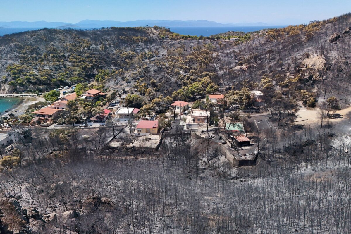 Σαλαμίνα: Ξεκινά η καταγραφή των ζημιών μετά τη φονική πυρκαγιά με δύο νεκρούς και δέκα τραυματίες