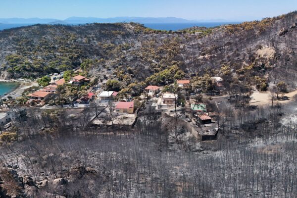 Σαλαμίνα: Ξεκινά η καταγραφή των ζημιών μετά τη φονική πυρκαγιά με δύο νεκρούς και δέκα τραυματίες