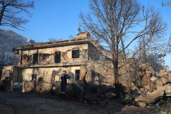 Σαλαμίνα: Ξεκινούν οι αυτοψίες στα καμένα σπίτια  – Σε εξέλιξη οι έρευνες τα αίτια της φονικής πυρκαγιάς
