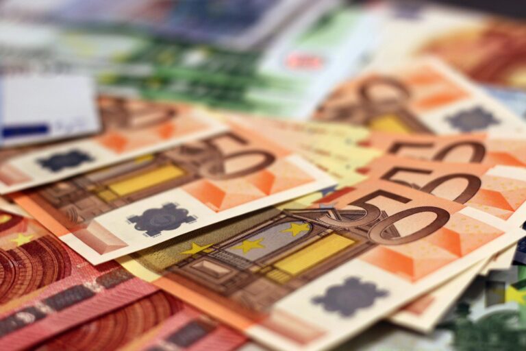 Η Ελλάδα «σβήνει» νωρίτερα τα παλιά δάνεια – Έντονα πτωτική η πορεία του δημοσίου χρέους