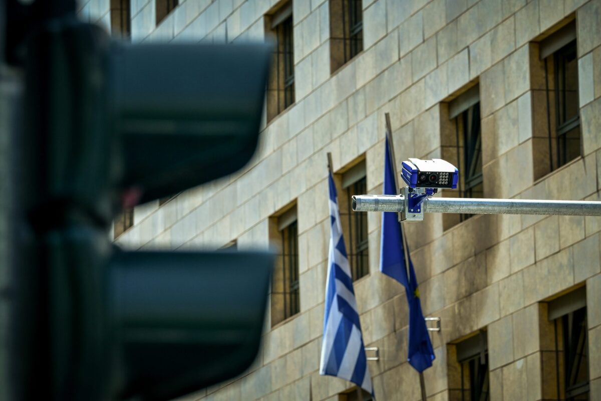 «Ψηφιακό μπλόκο» στους δρόμους της Αττικής με τις έξυπνες κάμερες να καταγράφουν σε πραγματικό χρόνο τις τροχαίες παραβάσεις