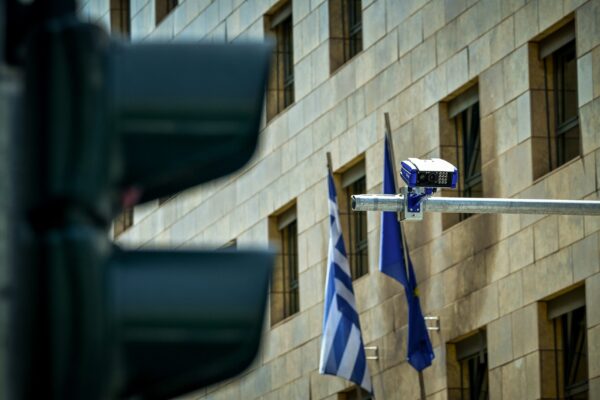 «Ψηφιακό μπλόκο» στους δρόμους της Αττικής με τις έξυπνες κάμερες να καταγράφουν σε πραγματικό χρόνο τις τροχαίες παραβάσεις