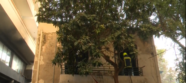 Θεσσαλονίκη: Υπό έλεγχο η φωτιά στο εγκαταλελειμμένο κτίριο – Δεν έχει εντοπιστεί άτομο