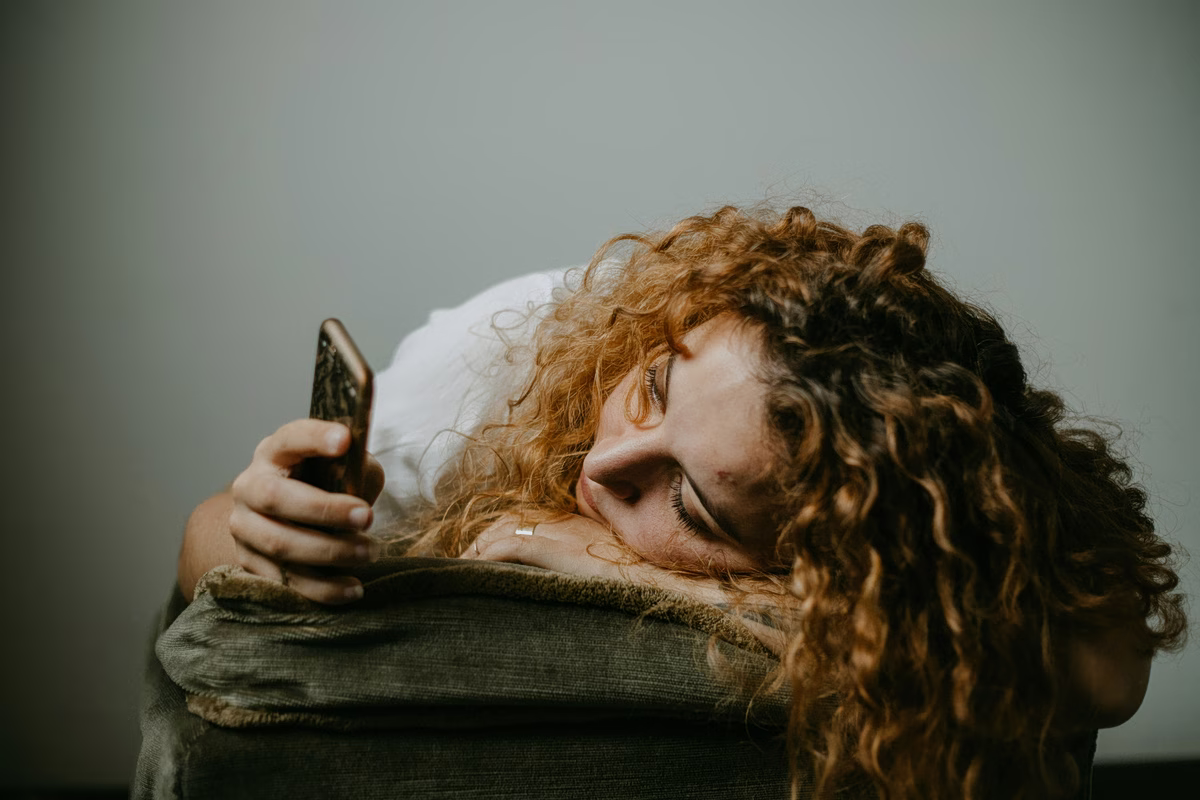 Δρ. TikTok: Γιατί η ψυχική υγεία μεταφέρεται από τα ιατρεία στα μέσα κοινωνικής δικτύωσης
