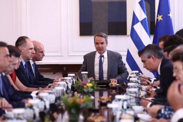 Συνεδριάζει τη Δευτέρα το Υπουργικό Συμβούλιο: «Ελλάδα 2.0», ακρίβεια, νέα σχολική χρονιά και χωροταξικά στην ατζέντα της συνεδρίασης