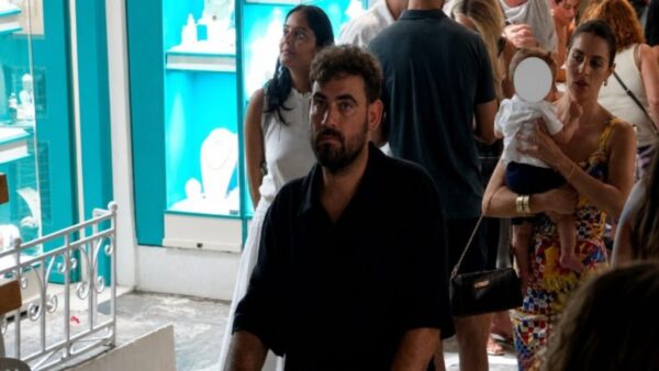 Νίκος Πολυδερόπουλος: Βραδινή βόλτα στη Μύκονο με τη σύντροφό του, Βαλασία Συμιακού και τον γιο τους