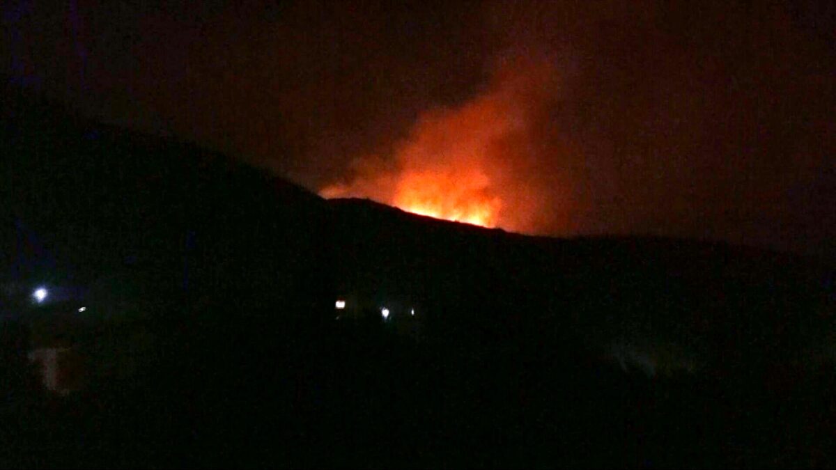 Σαλαμίνα: Ολονύχτια μάχη με τις αναζωπυρώσεις – Ισχυρές δυνάμεις παραμένουν στο σημείο