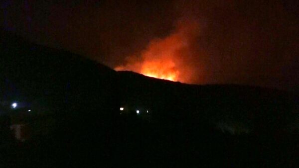 Σαλαμίνα: Ολονύχτια μάχη με τις αναζωπυρώσεις – Ισχυρές δυνάμεις παραμένουν στο σημείο
