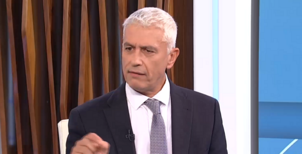 Γ. Καλλιακμάνης για ενδοοικογενειακή βία: «Βραχιολάκι στον δράστη, όχι απομόνωση του θύματος»