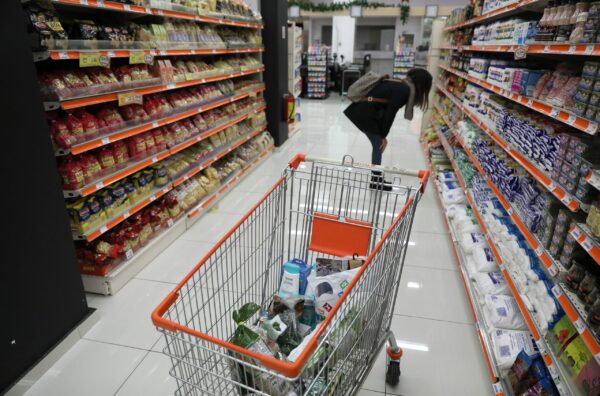 Μειώσεις τιμών από αύριο σε πάνω από 1.700 προϊόντα – Ποια είδη αφορούν