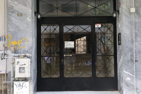 Υπόθεση νεκρού βρέφους στην Κυψέλη: Ενδείξεις κακοποίησης των παιδιών της οικογένειας – Μαρτυρία του διαχειριστή της πολυκατοικίας στο ΕΡΤnews