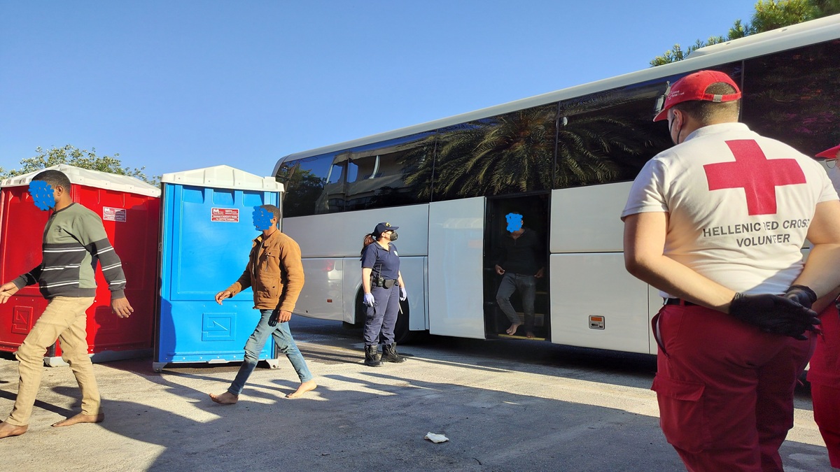 Δύο λέμβοι σε Καλούς Λιμένες και Ιεράπετρα