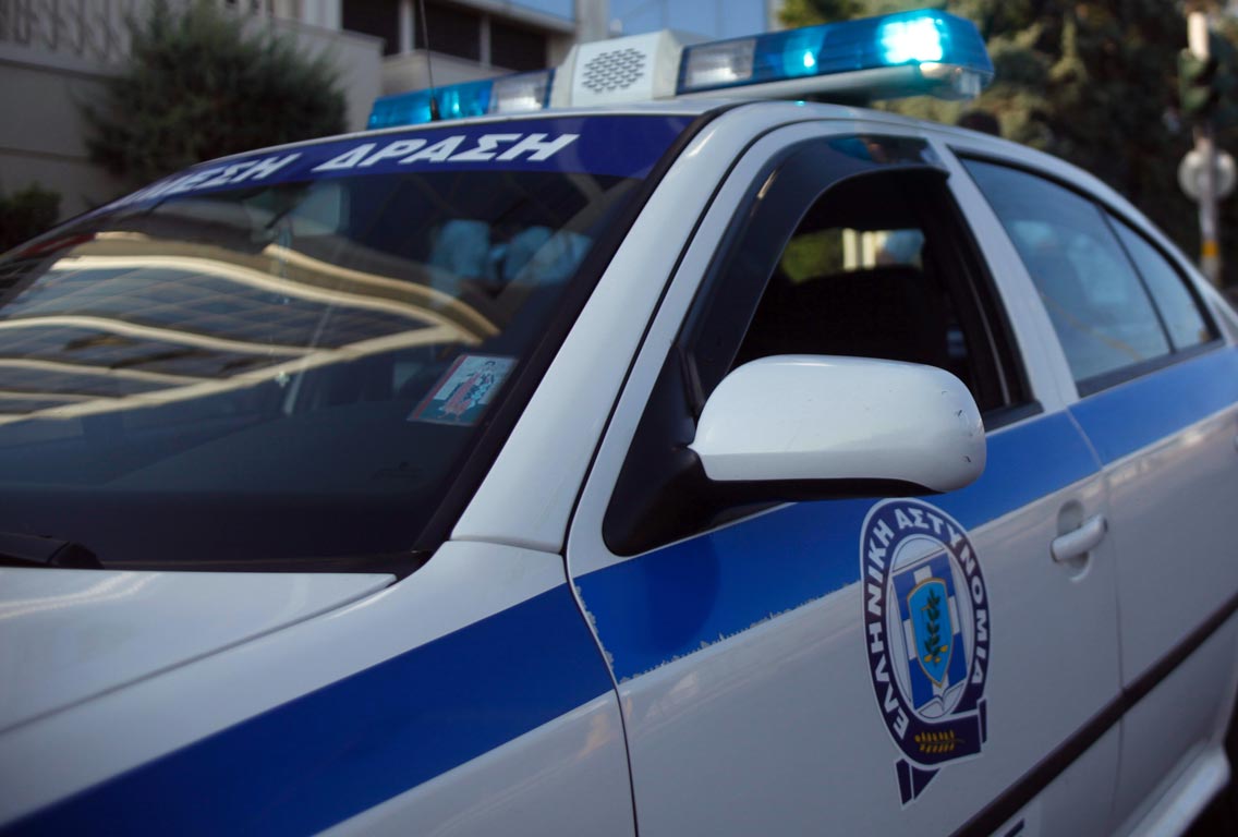 Άνδρας εισέβαλλε με μαχαίρι στο Α.Τ. Μάνδρας – Τραυμάτισε αστυνομικό, δέχθηκε πυροβολισμό στην κοιλιακή χώρα