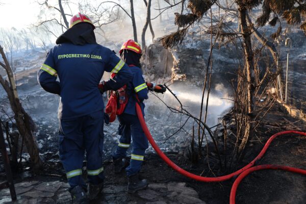 Φωτιά στην Ανάβυσσο – Στη μάχη και εναέρια μέσα
