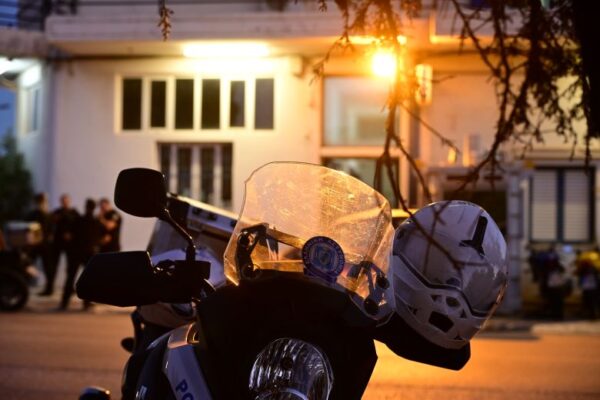Μάνδρα: Διασωληνωμένος στη ΜΕΘ ο 31χρονος δράστης της επίθεσης στο Αστυνομικό Τμήμα