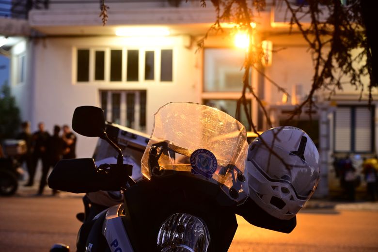 Μάνδρα: Διασωληνωμένος στη ΜΕΘ ο 31χρονος δράστης της επίθεσης στο Αστυνομικό Τμήμα