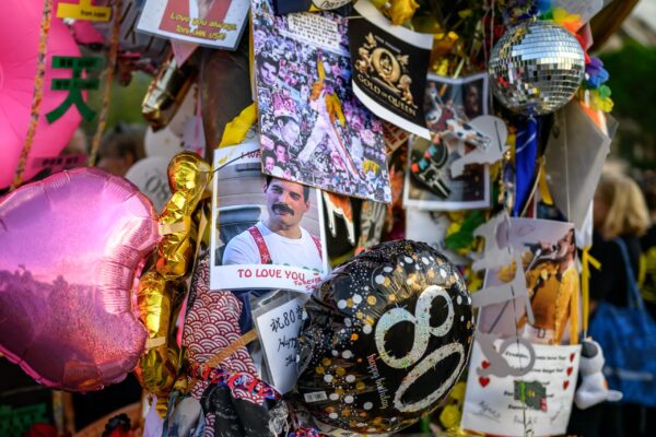 «Don’t Stop Them Now»: Χιλιάδες θαυμαστές γιόρτασαν τα 80 χρόνια από τη γέννηση του Φρέντι Μέρκιουρι