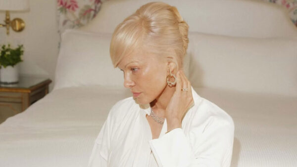Glass nails: Η Pamela Anderson υιοθετεί τη νέα minimal τάση στο μανικιούρ