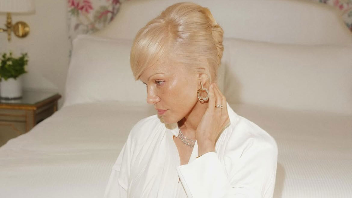 Glass nails: Η Pamela Anderson υιοθετεί τη νέα minimal τάση στο μανικιούρ